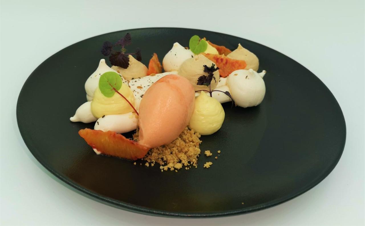 Logis Hotel Le Relais De La Poste Restaurant Le Fil Du Temps Thury-Harcourt-le-Hom エクステリア 写真