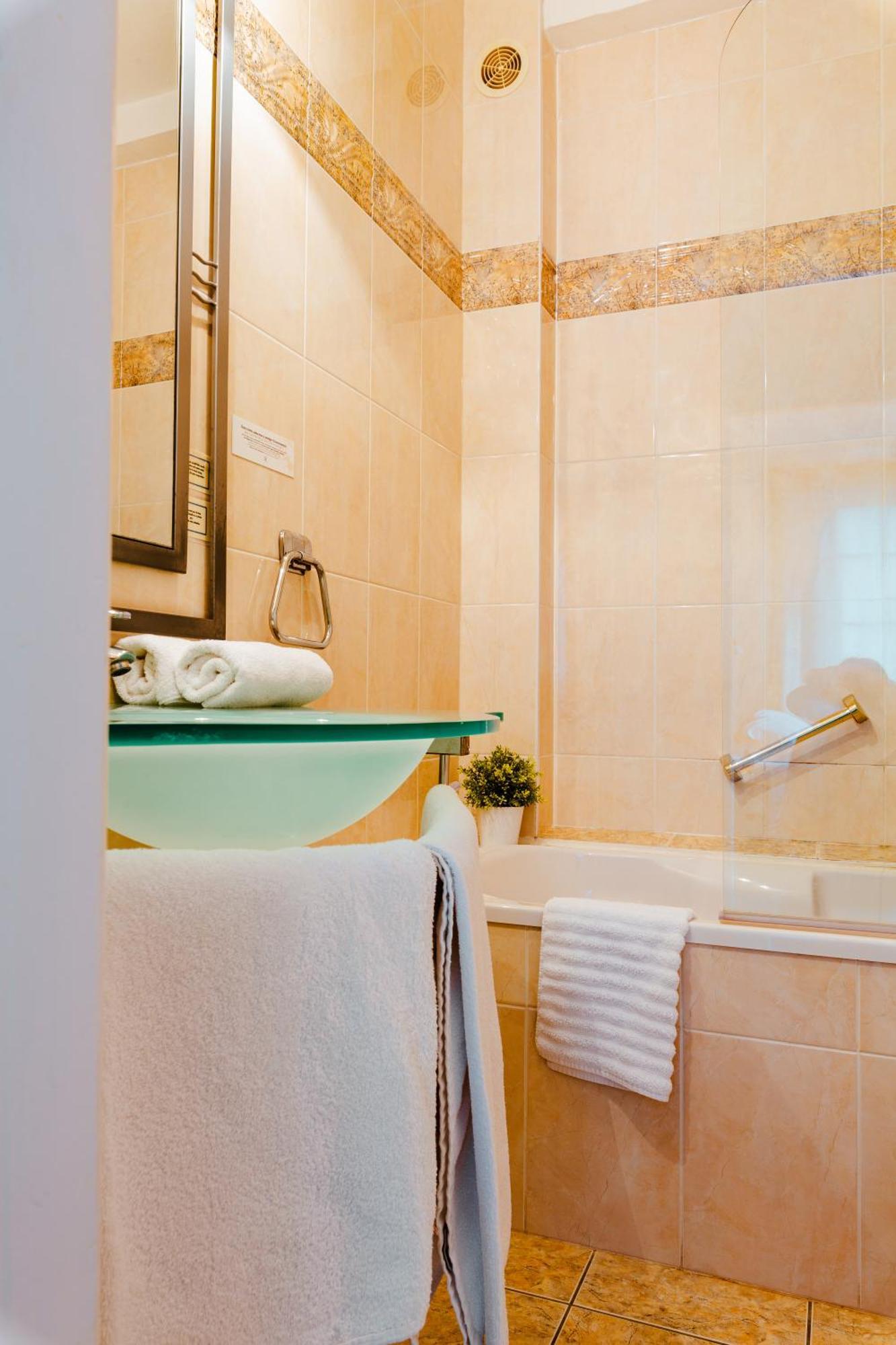 Logis Hotel Le Relais De La Poste Restaurant Le Fil Du Temps Thury-Harcourt-le-Hom エクステリア 写真