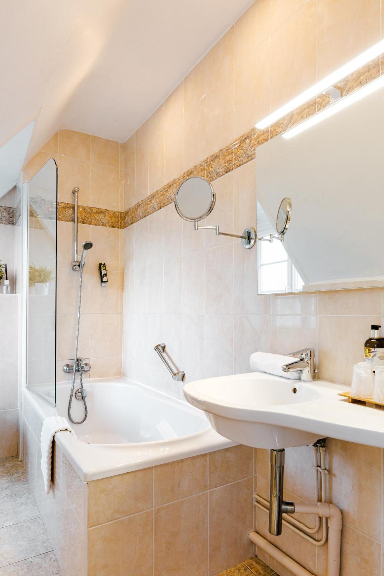 Logis Hotel Le Relais De La Poste Restaurant Le Fil Du Temps Thury-Harcourt-le-Hom エクステリア 写真