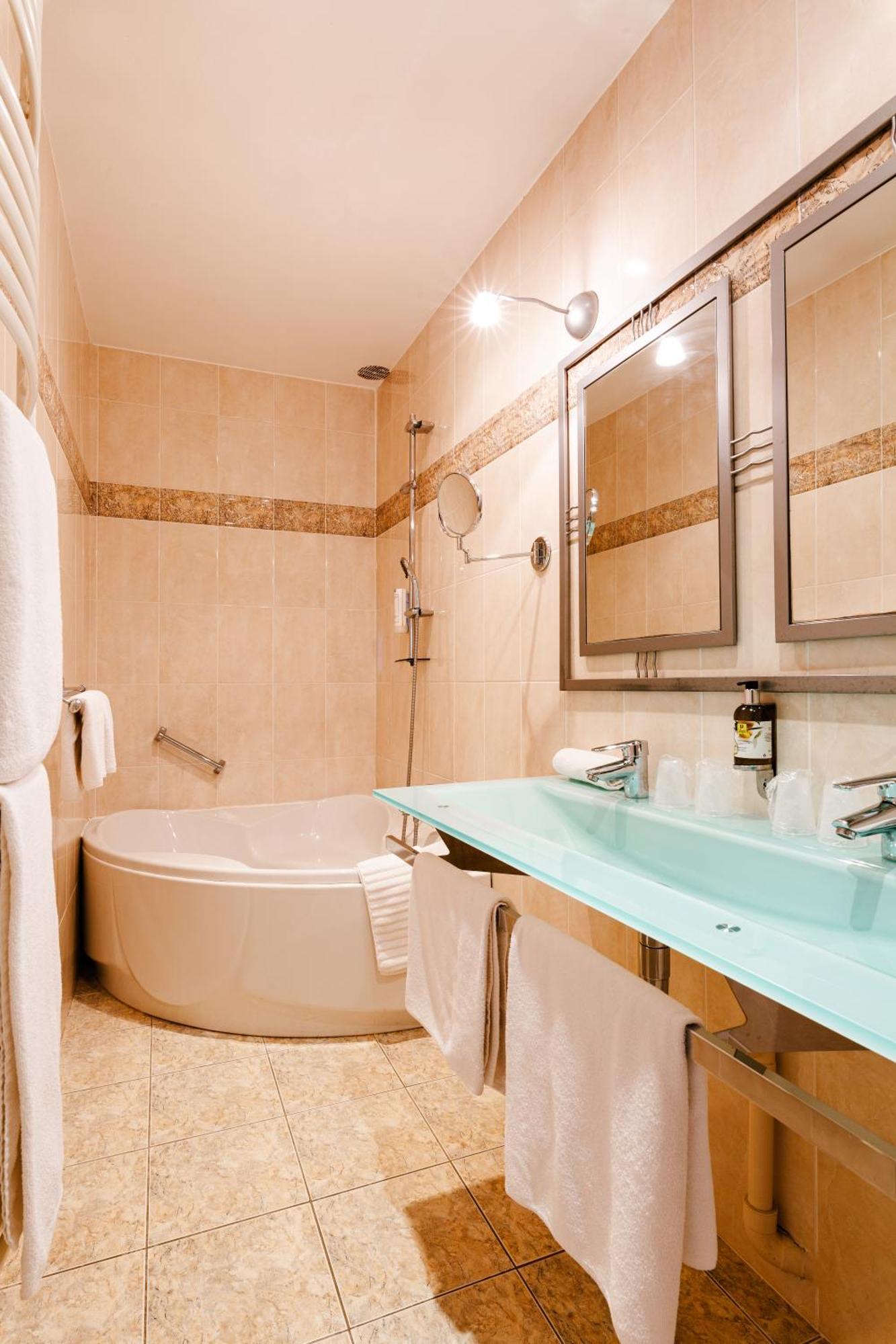 Logis Hotel Le Relais De La Poste Restaurant Le Fil Du Temps Thury-Harcourt-le-Hom エクステリア 写真