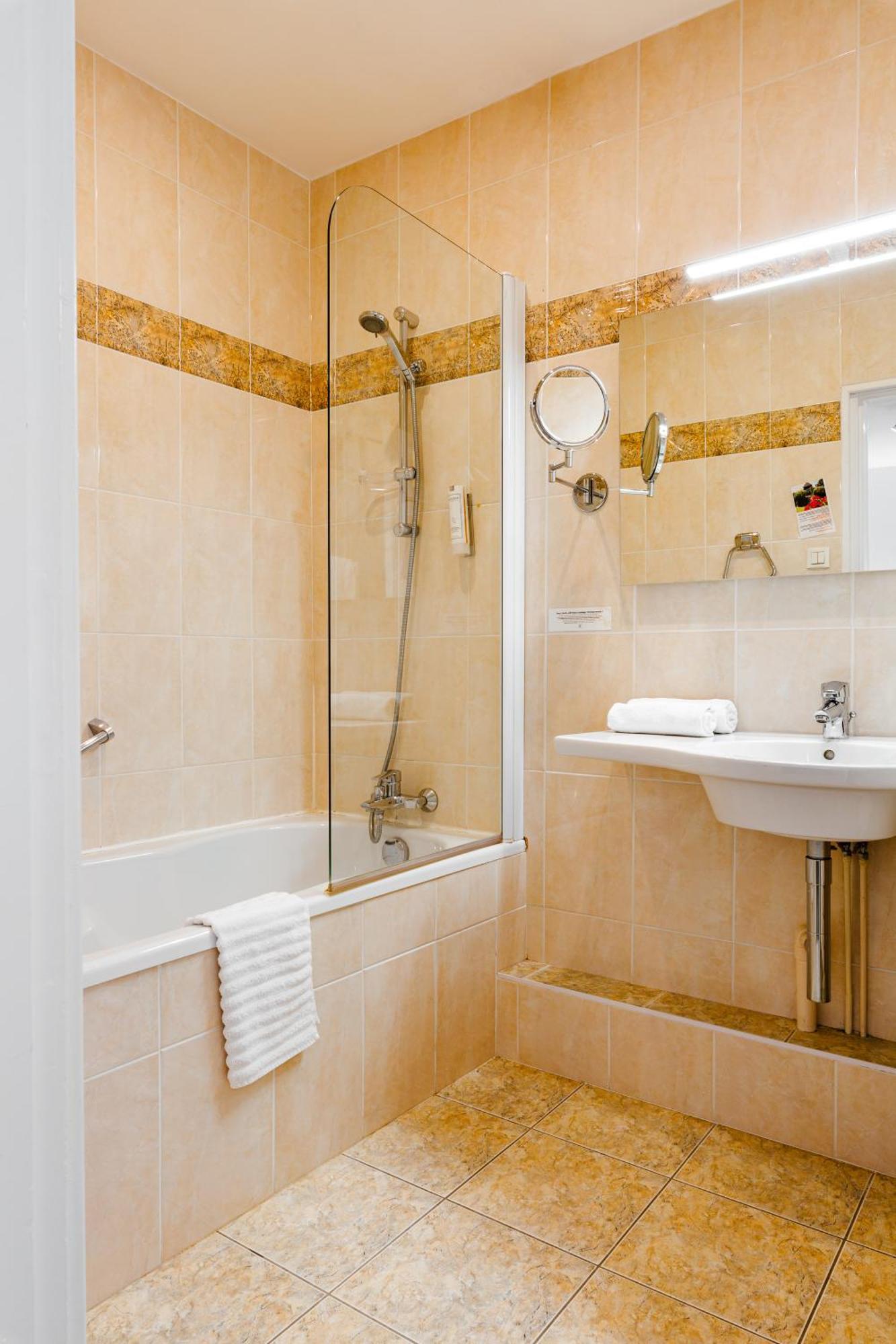 Logis Hotel Le Relais De La Poste Restaurant Le Fil Du Temps Thury-Harcourt-le-Hom エクステリア 写真