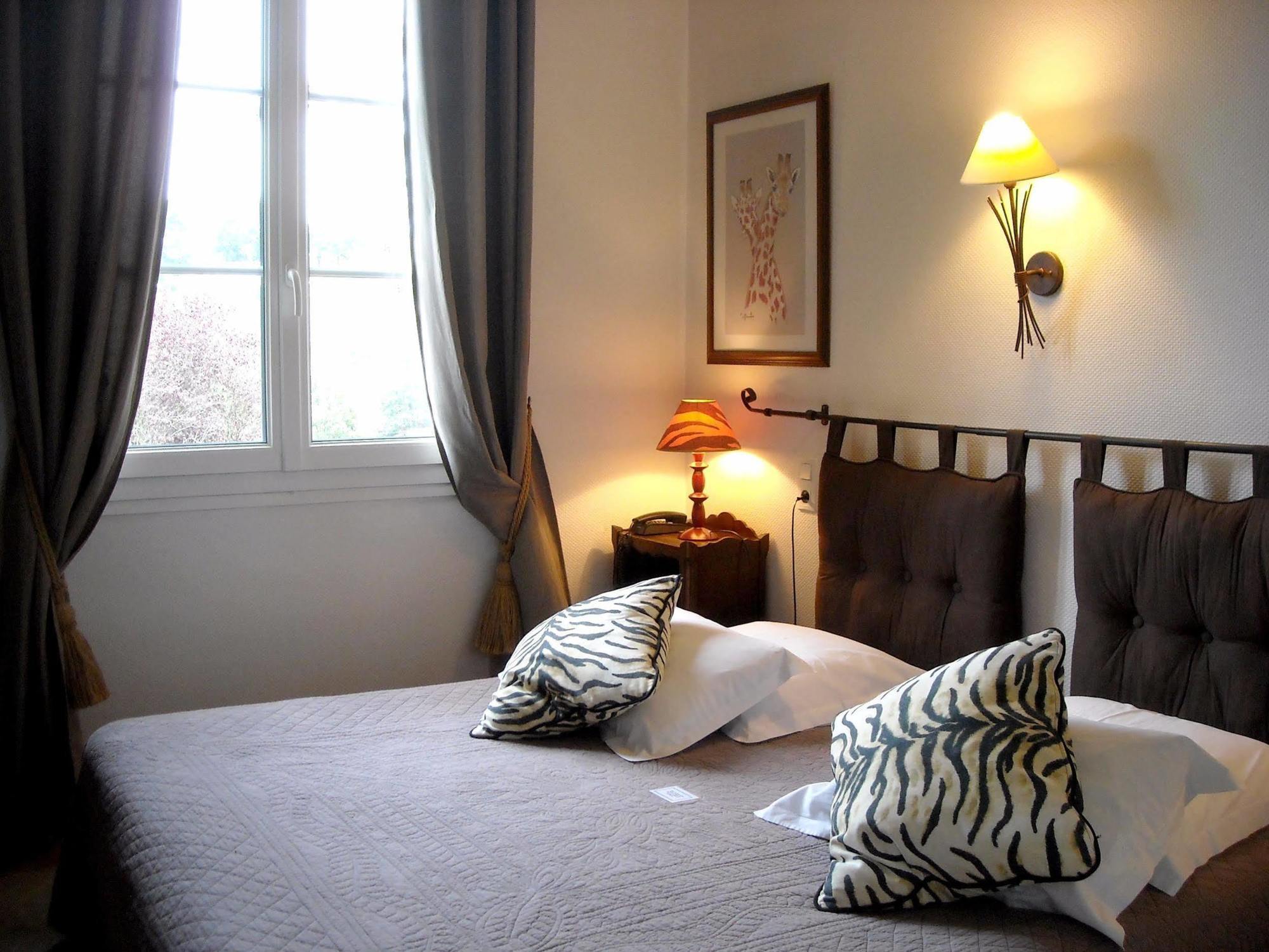 Logis Hotel Le Relais De La Poste Restaurant Le Fil Du Temps Thury-Harcourt-le-Hom エクステリア 写真