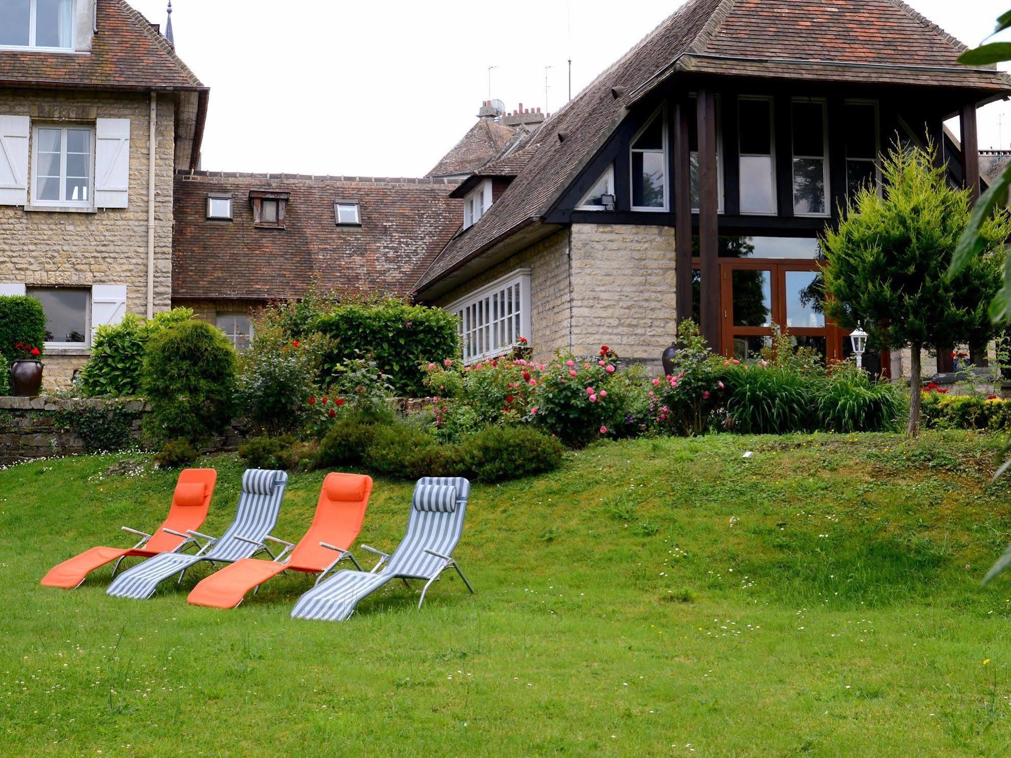 Logis Hotel Le Relais De La Poste Restaurant Le Fil Du Temps Thury-Harcourt-le-Hom エクステリア 写真