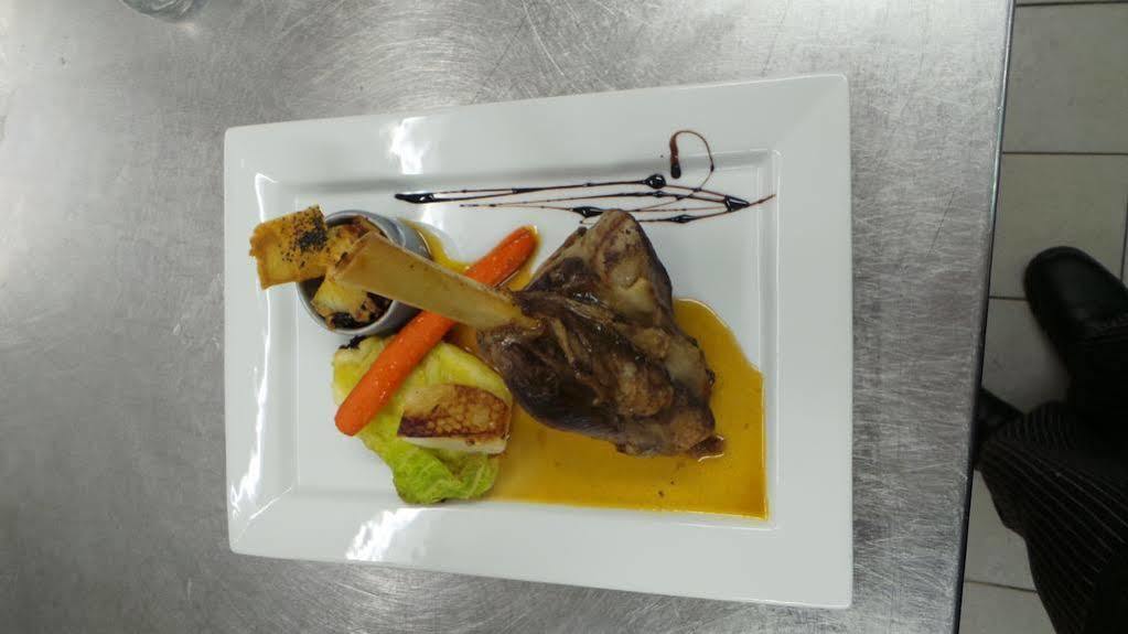 Logis Hotel Le Relais De La Poste Restaurant Le Fil Du Temps Thury-Harcourt-le-Hom エクステリア 写真