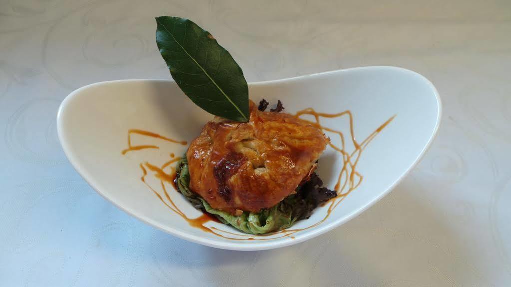 Logis Hotel Le Relais De La Poste Restaurant Le Fil Du Temps Thury-Harcourt-le-Hom エクステリア 写真