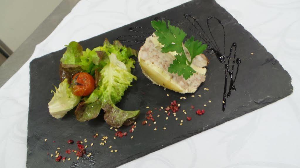 Logis Hotel Le Relais De La Poste Restaurant Le Fil Du Temps Thury-Harcourt-le-Hom エクステリア 写真
