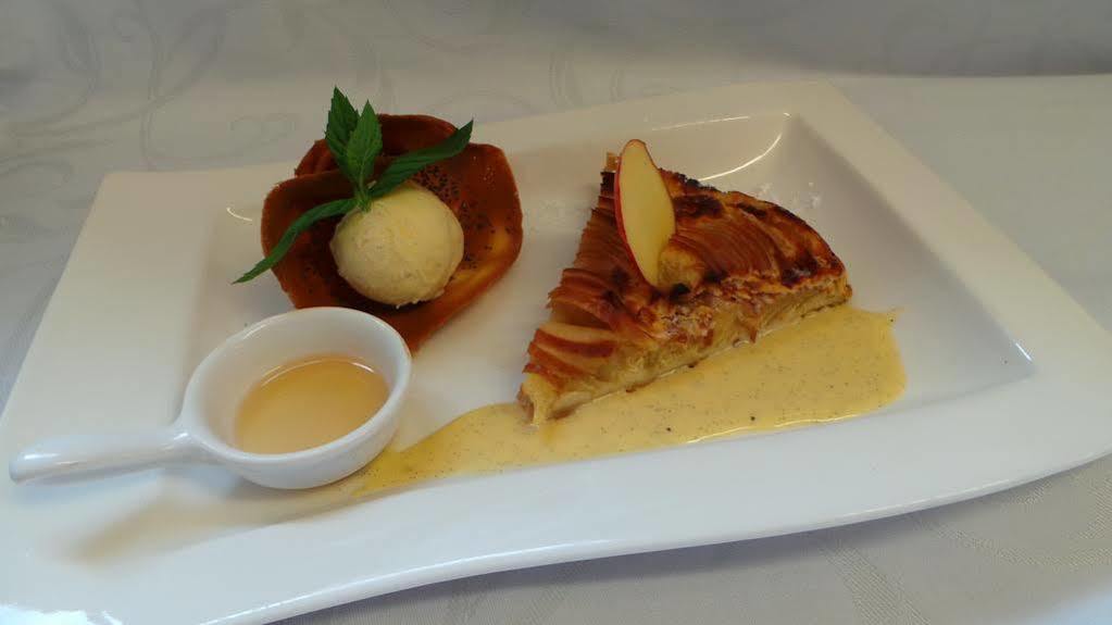 Logis Hotel Le Relais De La Poste Restaurant Le Fil Du Temps Thury-Harcourt-le-Hom エクステリア 写真