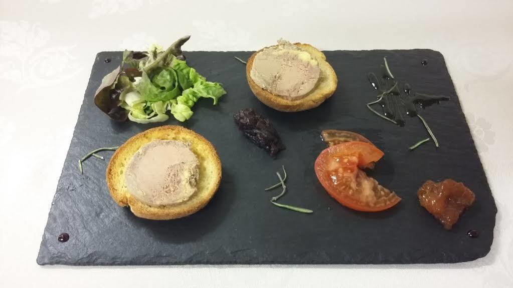 Logis Hotel Le Relais De La Poste Restaurant Le Fil Du Temps Thury-Harcourt-le-Hom エクステリア 写真