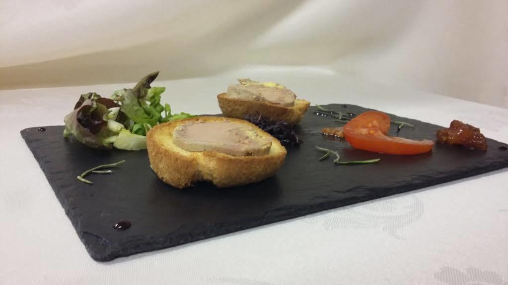 Logis Hotel Le Relais De La Poste Restaurant Le Fil Du Temps Thury-Harcourt-le-Hom エクステリア 写真