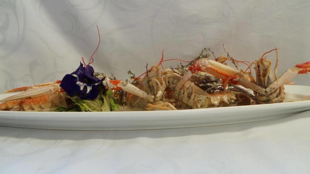 Logis Hotel Le Relais De La Poste Restaurant Le Fil Du Temps Thury-Harcourt-le-Hom エクステリア 写真